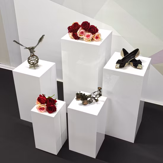 Supporto acrilico per esposizione di torte con fiori bianchi trasparenti personalizzati quadrati trasparenti per matrimoni personalizzati per negozio