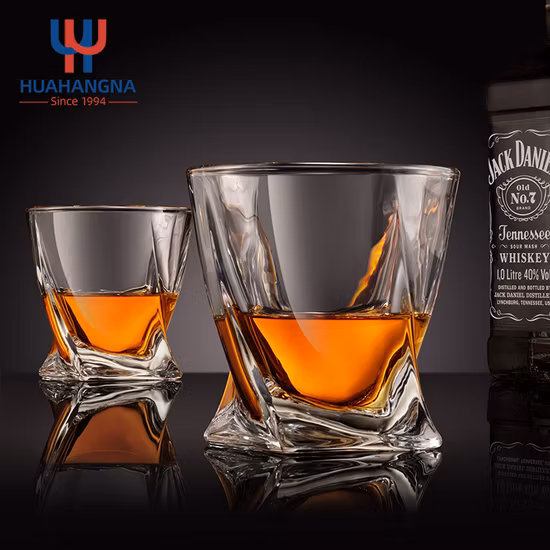 Vetreria di lusso con bordo dorato Bicchiere di vetro da whisky elegante Tazza di vetro di vetreria con motivi personalizzati per bar dell'hotel